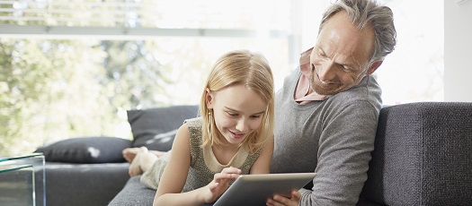  Bild: Tochter benutzt mit Ihrem Vater ein Tablet. Alle Informationen zu den Gothaer Versicherungen finden Sie online. 