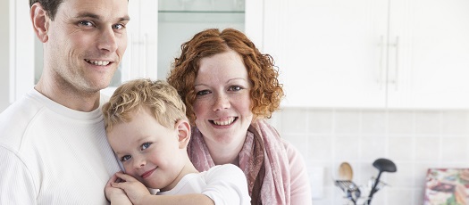  Bild: Familie in der heimischen Kche. Sichern Sie Ihr Leben fr die eigene Familie ab. 